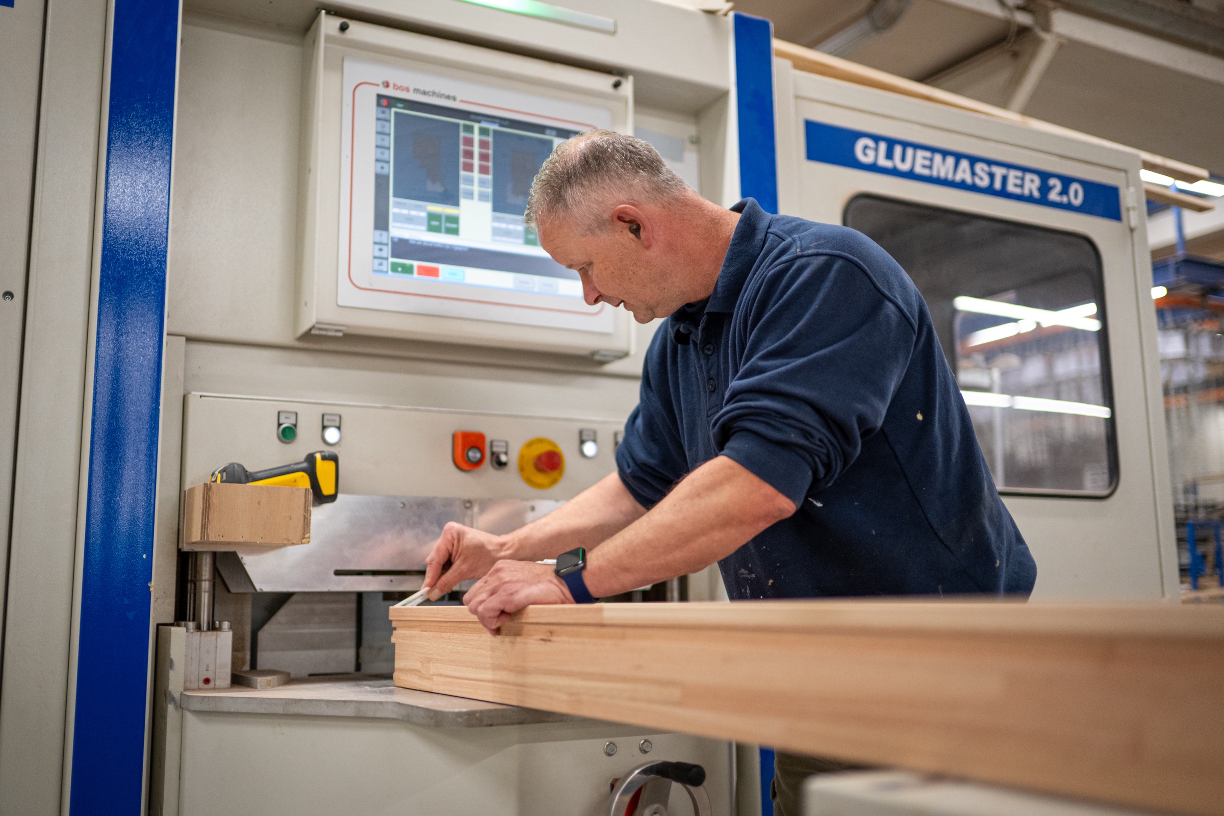 Gluemaster machine met HMI bedieningsscherm