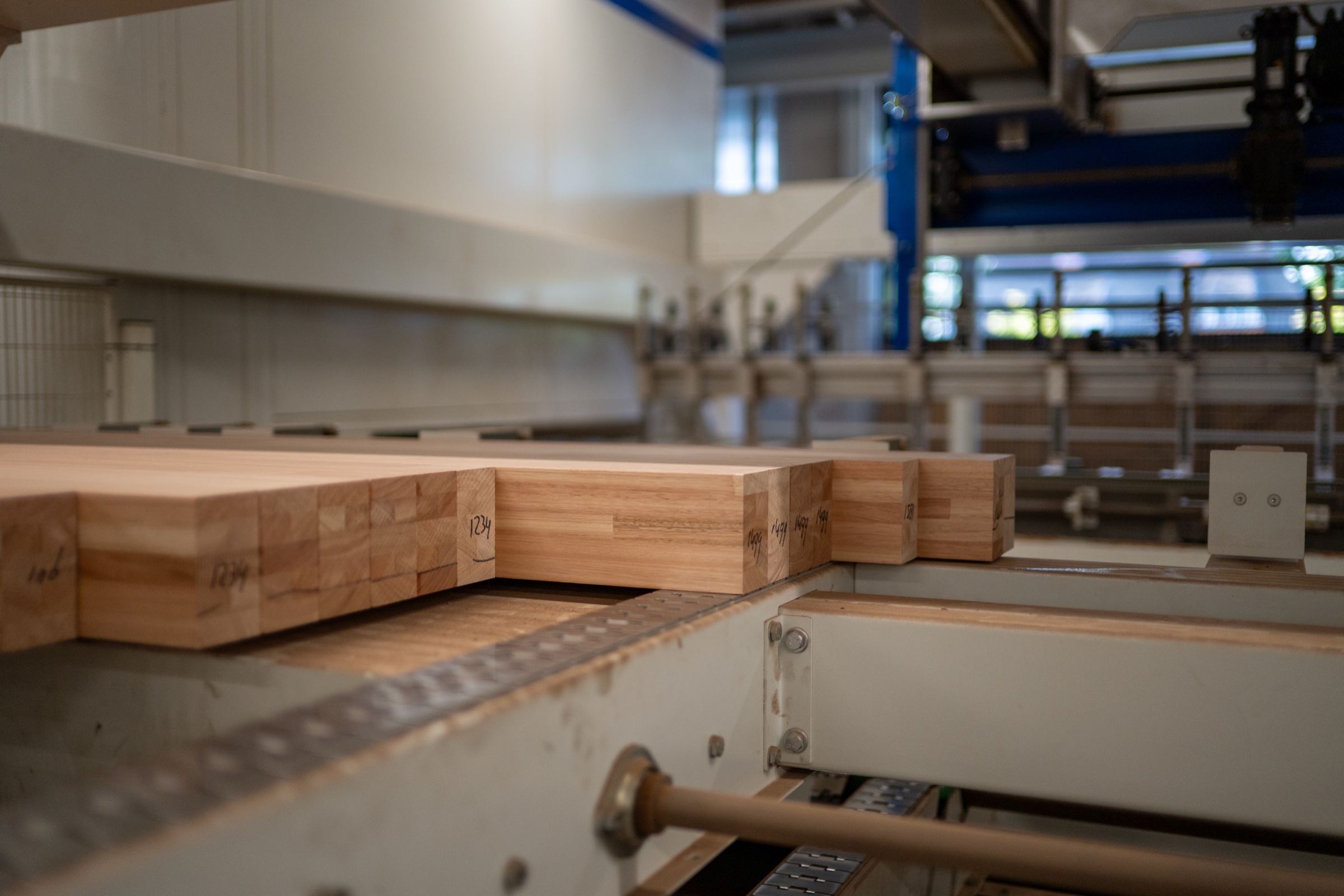 Genummerde houten batches op de transportband