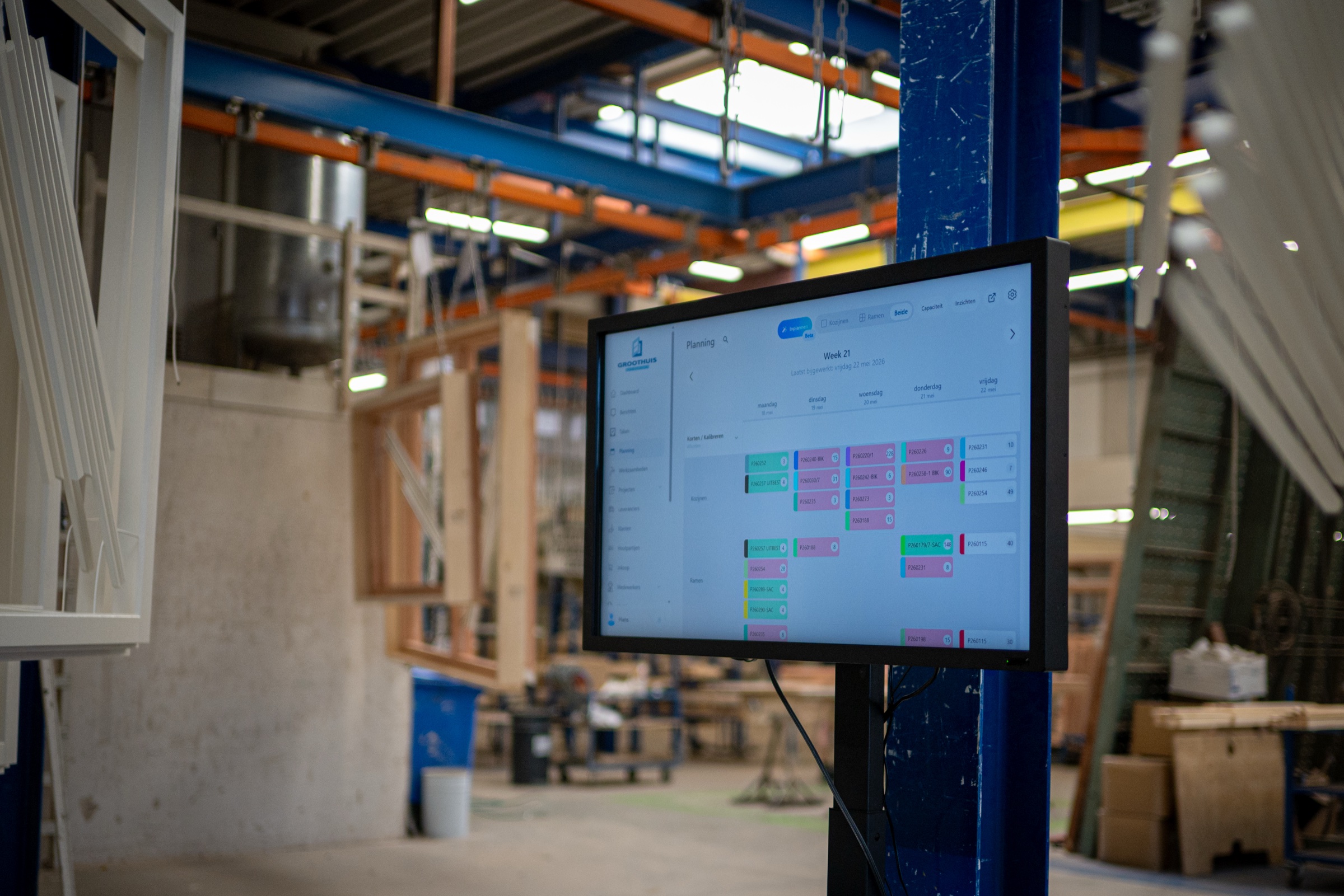 Struxio planningsdashboard op een fabrieksmonitor bij Groothuis Timmerfabriek