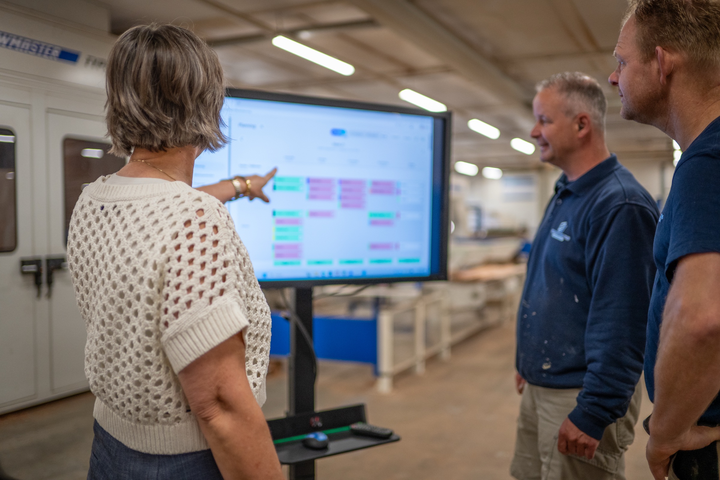 Drie collega's bij het Struxio planningsscherm op de werkvloer