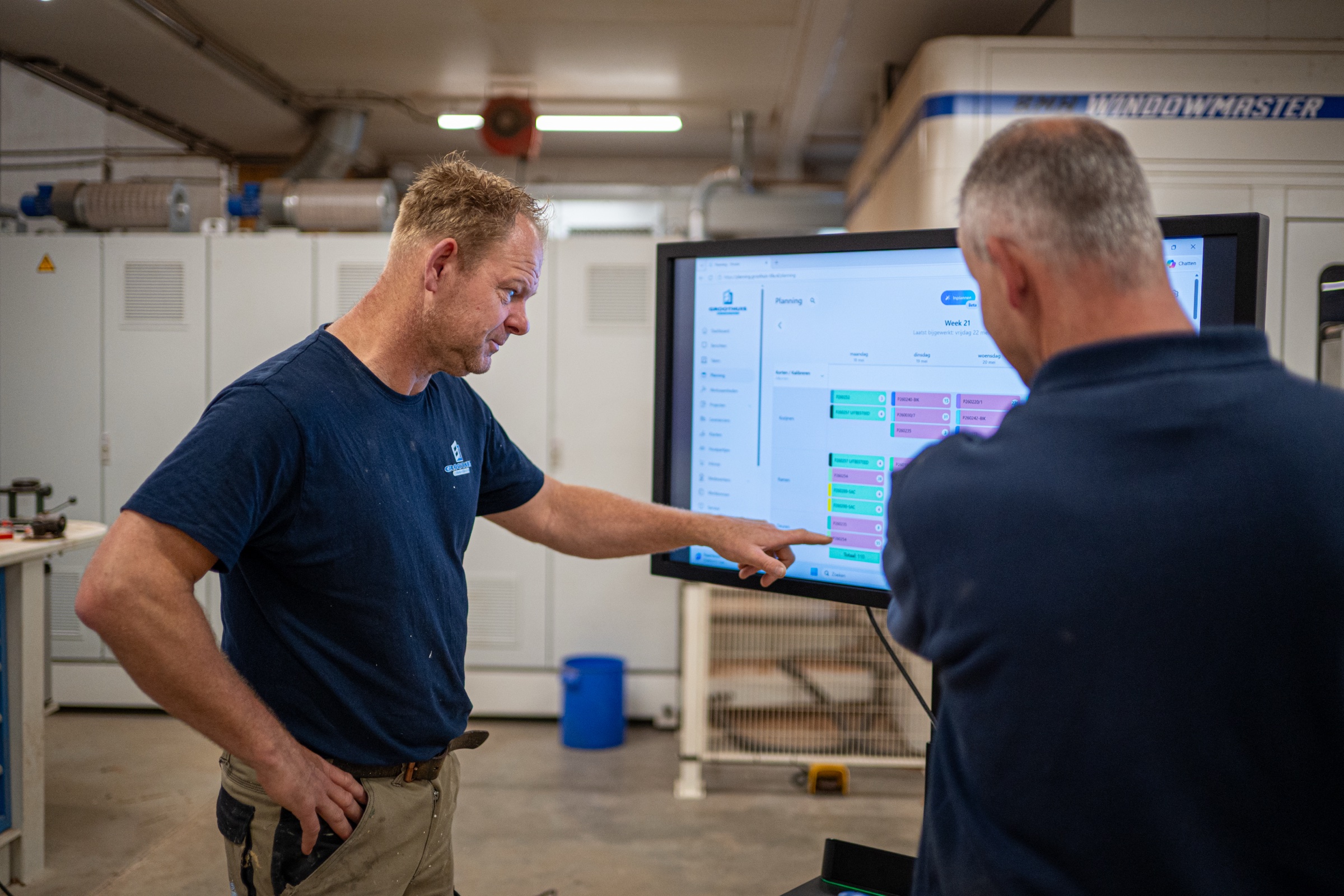 Twee medewerkers bij het Struxio planningsscherm met WindowMaster machine