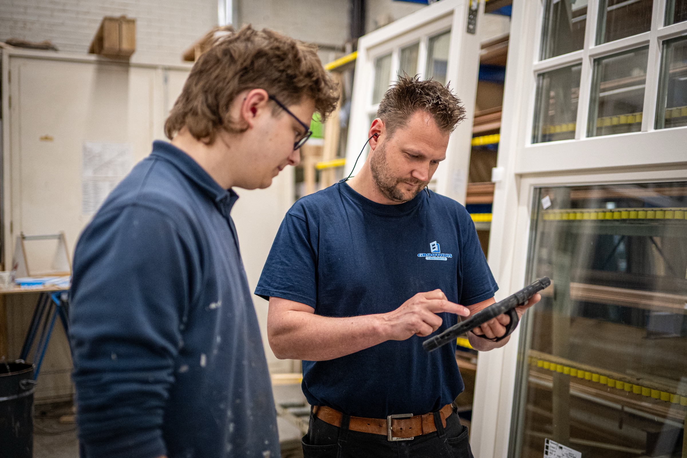 Twee Groothuis-medewerkers met iPad